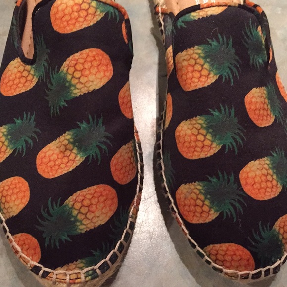 Rampage pineapple printed mules (sz 7 1/2) - Picture 7 of 8